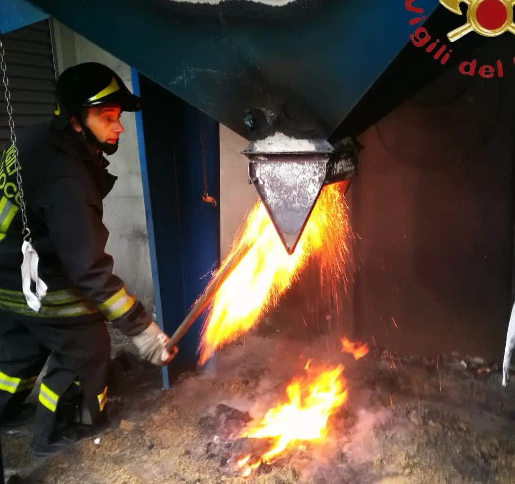 Castelmarte, incendio nel silos