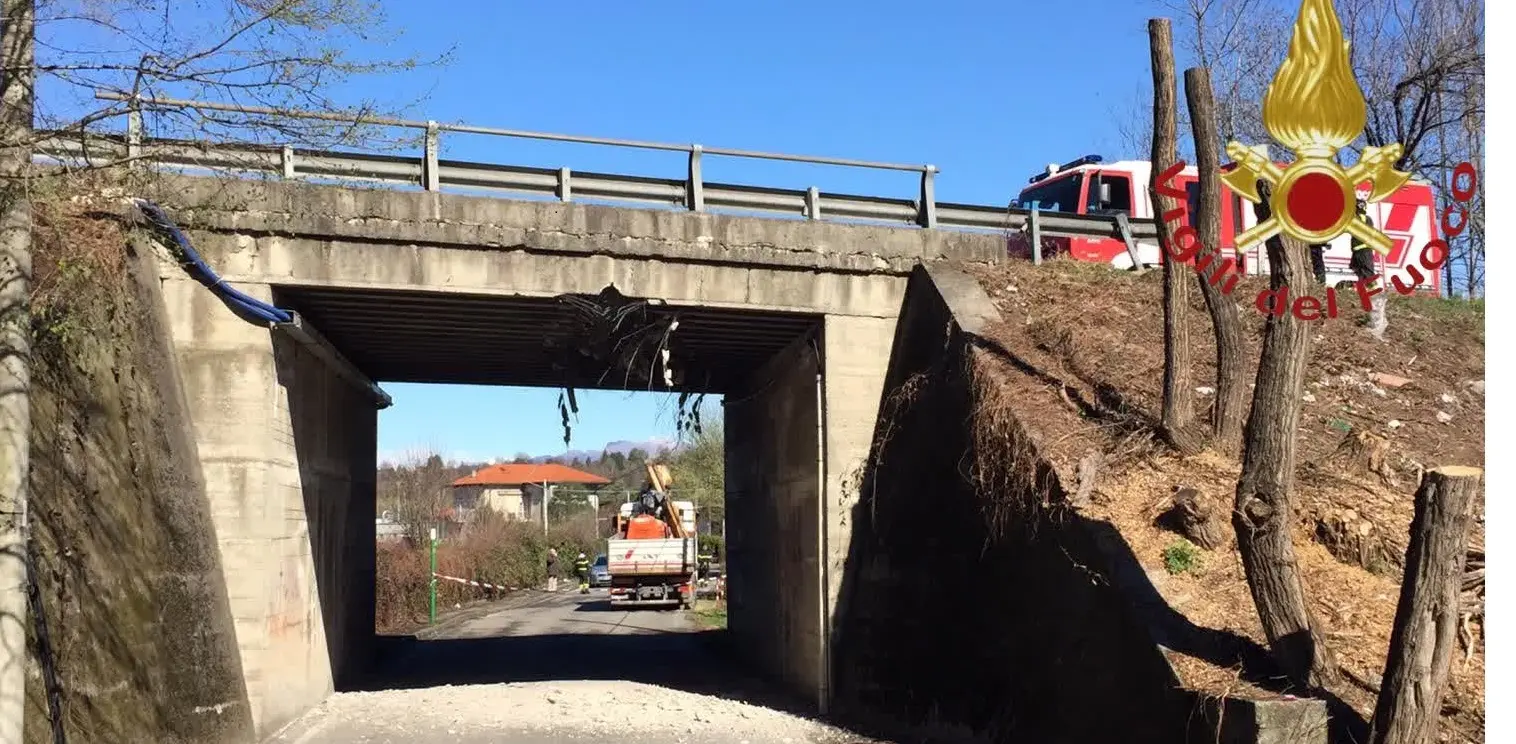 Ponte danneggiato: Novedratese chiusa