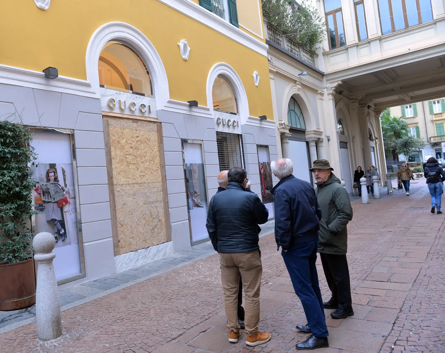 Varese, spaccata da Gucci: rubati capi d'abbigliamento e accessori