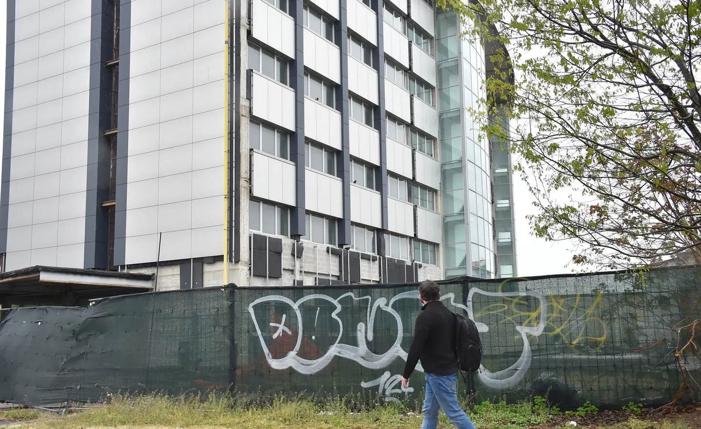 L’hotel di 7 piani chiuso da anni covo di spacciatori e senzatetto