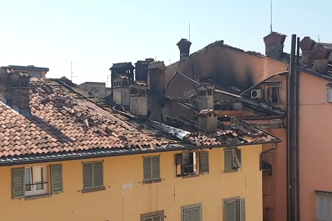 Bergamo, tetti incendiati in via Moroni