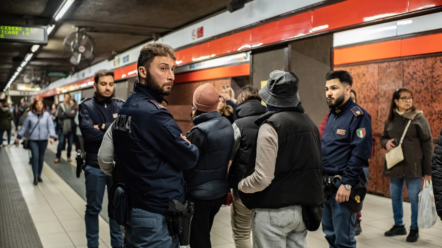 Un gruppo di borseggiatrici controllate dalla polizia lo scorso marzo in un mezzanino della linea metropolitana