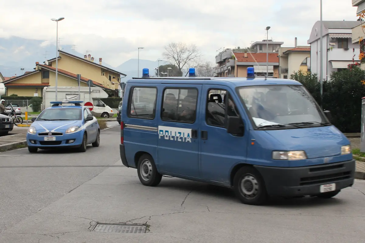 Sparatoria tra banditi e polizia, esplosi 30 colpi con pistole e mitra in strada: 2 feriti