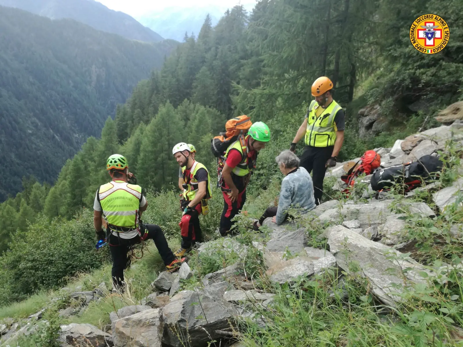 Cedrasco, si perde mentre cerca funghi in Val Cervia: soccorsa 84enne