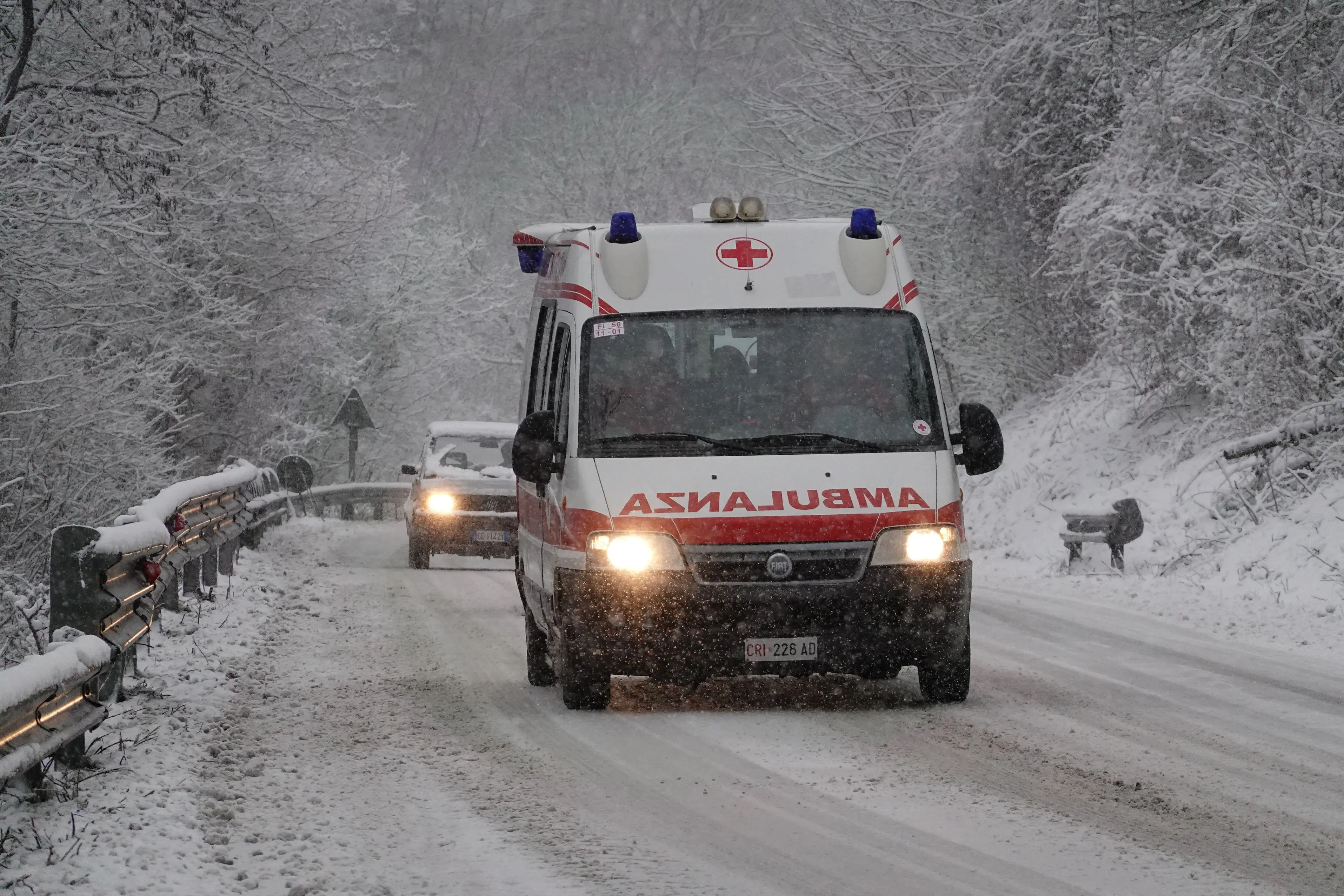 Aggirano divieto spostamenti e vanno in montagna: incidente li costringe a chiedere aiuto