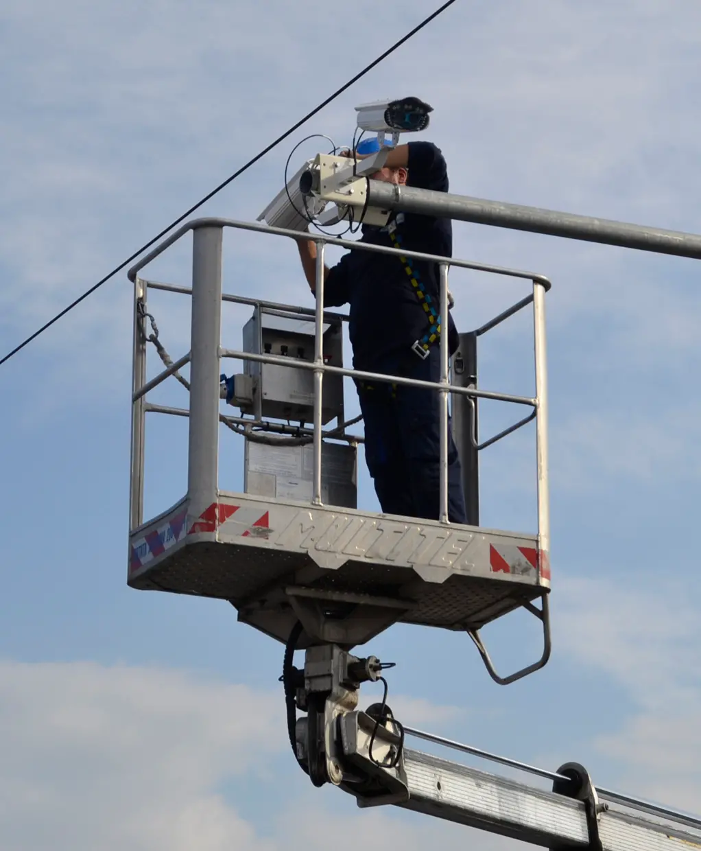 Induno Olona, rifiuti abbandonati per strada: telecamere contro i "furbetti"