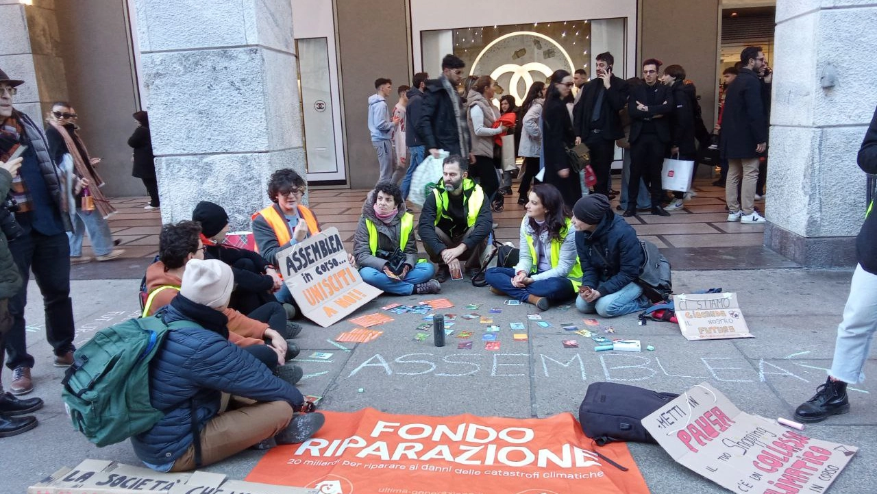 Il sit-in di Ultima Generazione fuori dalla Rinascente di Piazza Duomo seguito al blitz