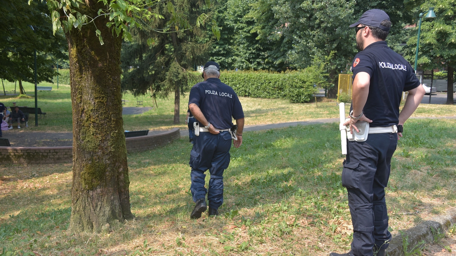 polizia locale in un parco (repertorio)