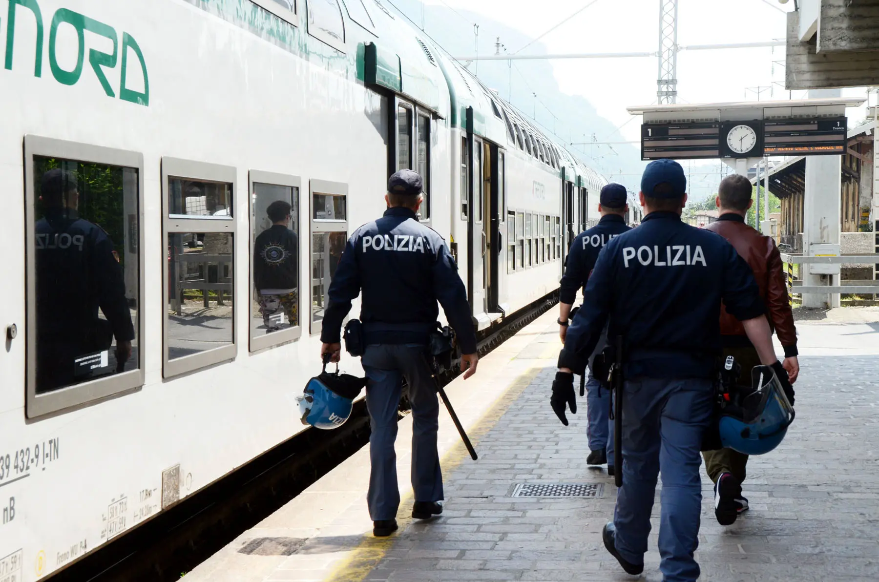 Mamma incinta rapinata sul treno