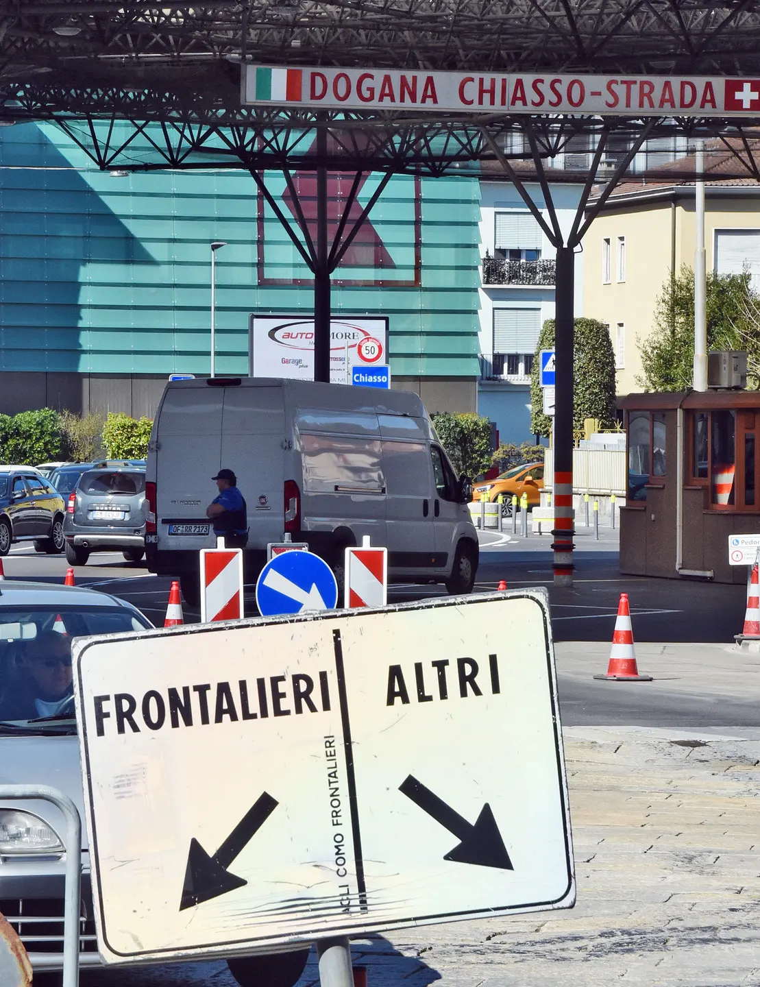 Frontalieri in allarme: rischiano di pagare una tassa di ingresso di 500 franchi l’anno