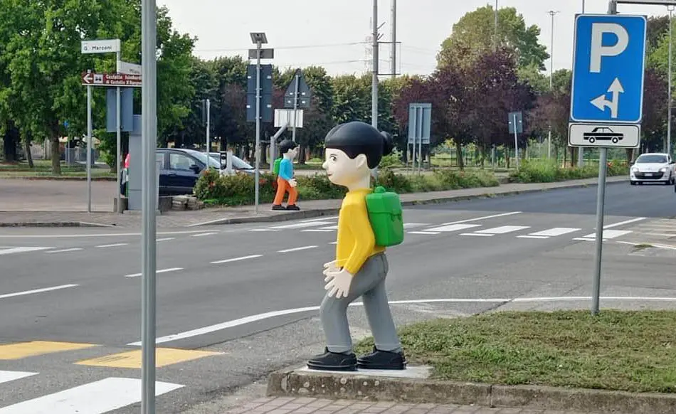 Castello d'Agogna, maxi bambini-pupazzo sulla Vigevanese per rallentare le auto