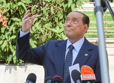 Silvio Berlusconi, i funerali in Duomo a Milano con familiari, amici e autorità. Maxischermi in piazza
