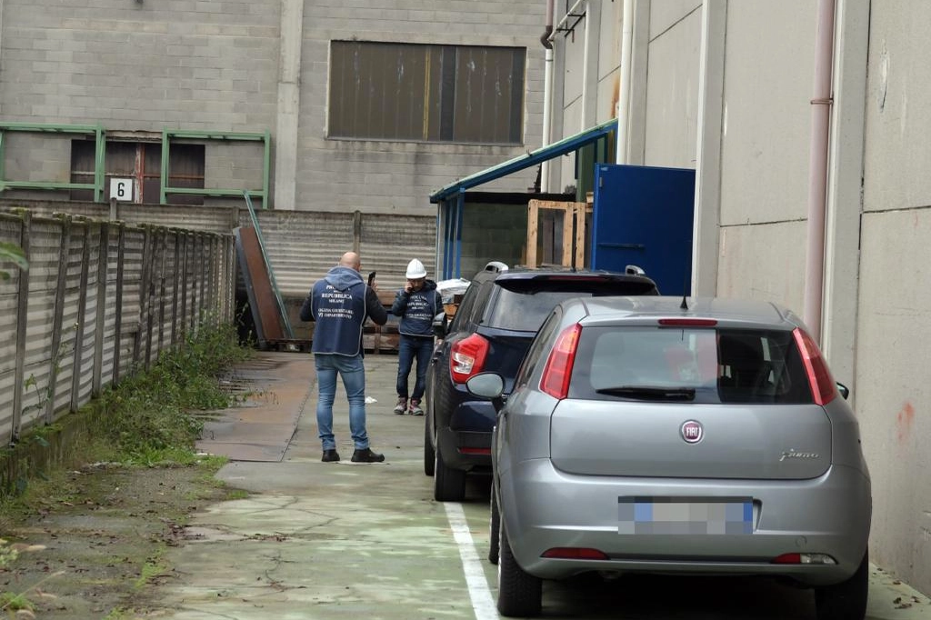 I rilievi della polizia nell'azienda di Pessano con Bornago (foto Canali)