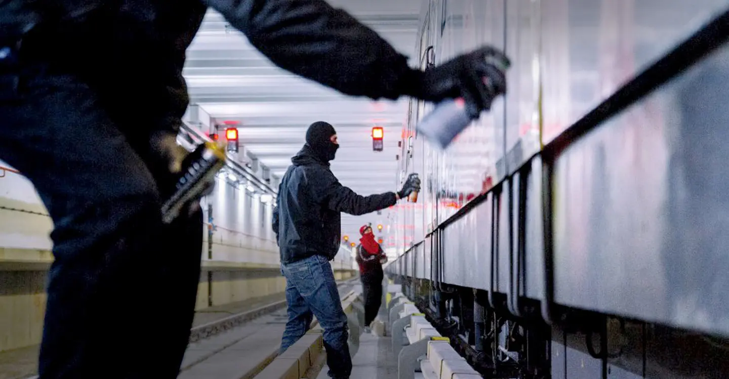 Milano, writer all’assalto della metropolitana