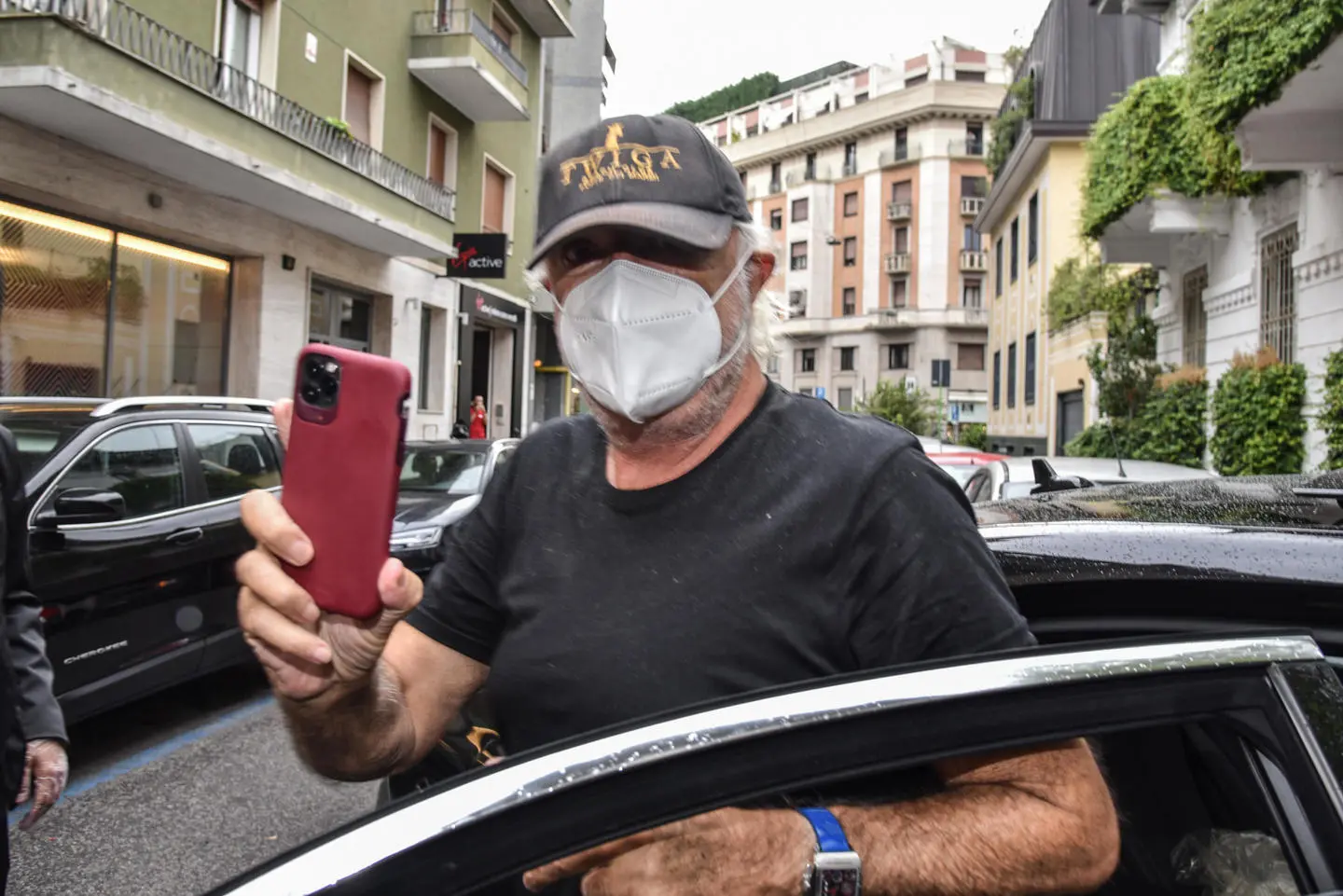 Coronavirus, Briatore dimesso da ospedale: isolamento domiciliare a casa Santanché / VIDEO