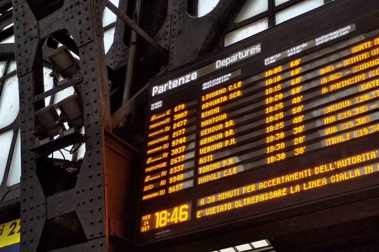 Stazione Centrale: i ritardi segnalati sui cartelloni