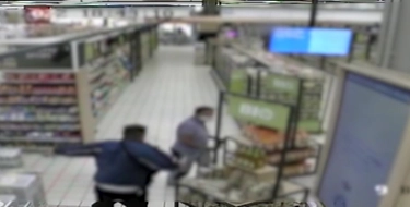 Assago, il video dell'aggressione al centro commerciale: l'assalto e la fuga dei clienti