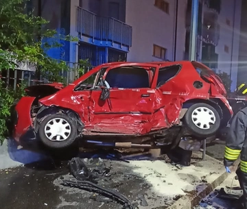 Incidente tra due auto in via Satta a Milano, morta una 20enne. L’ipotesi di una mancata precedenza