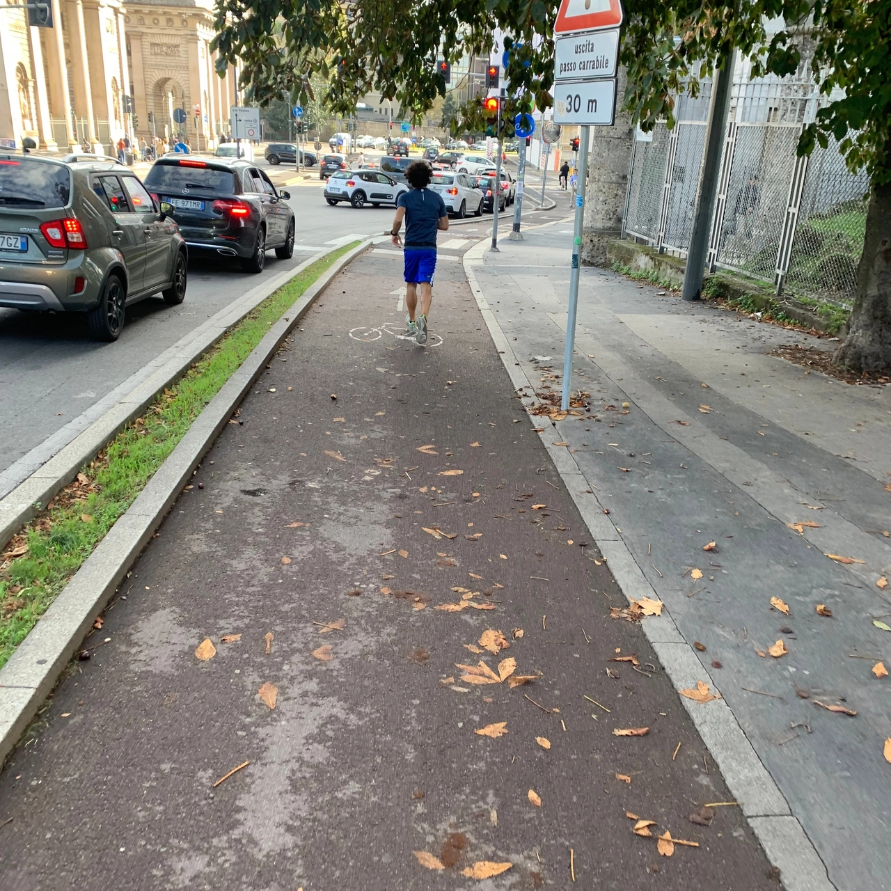 Runner sulla ciclabile del bastioni di Porta Venezia