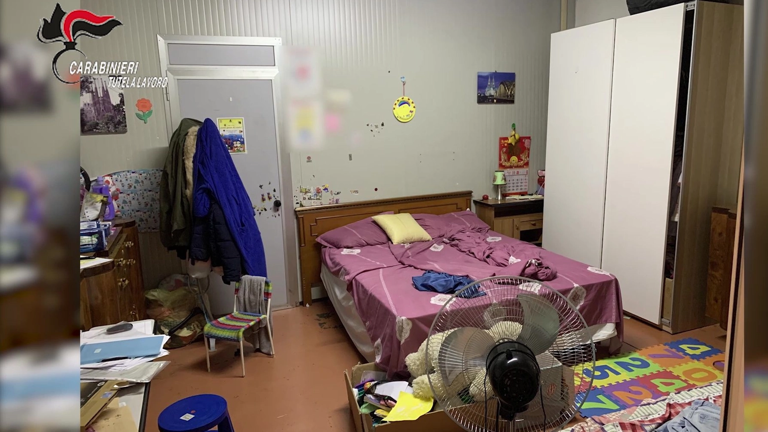 Uno dei dormitori negli opifici abusivi che lavorano per l'azienda Alviero Martini scoperti dai carabinieri