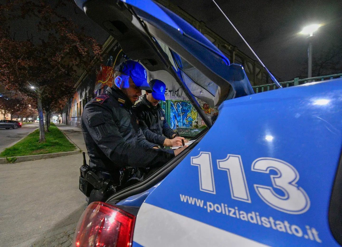 Milano, insegue i suoi rapinatori e viene accoltellato