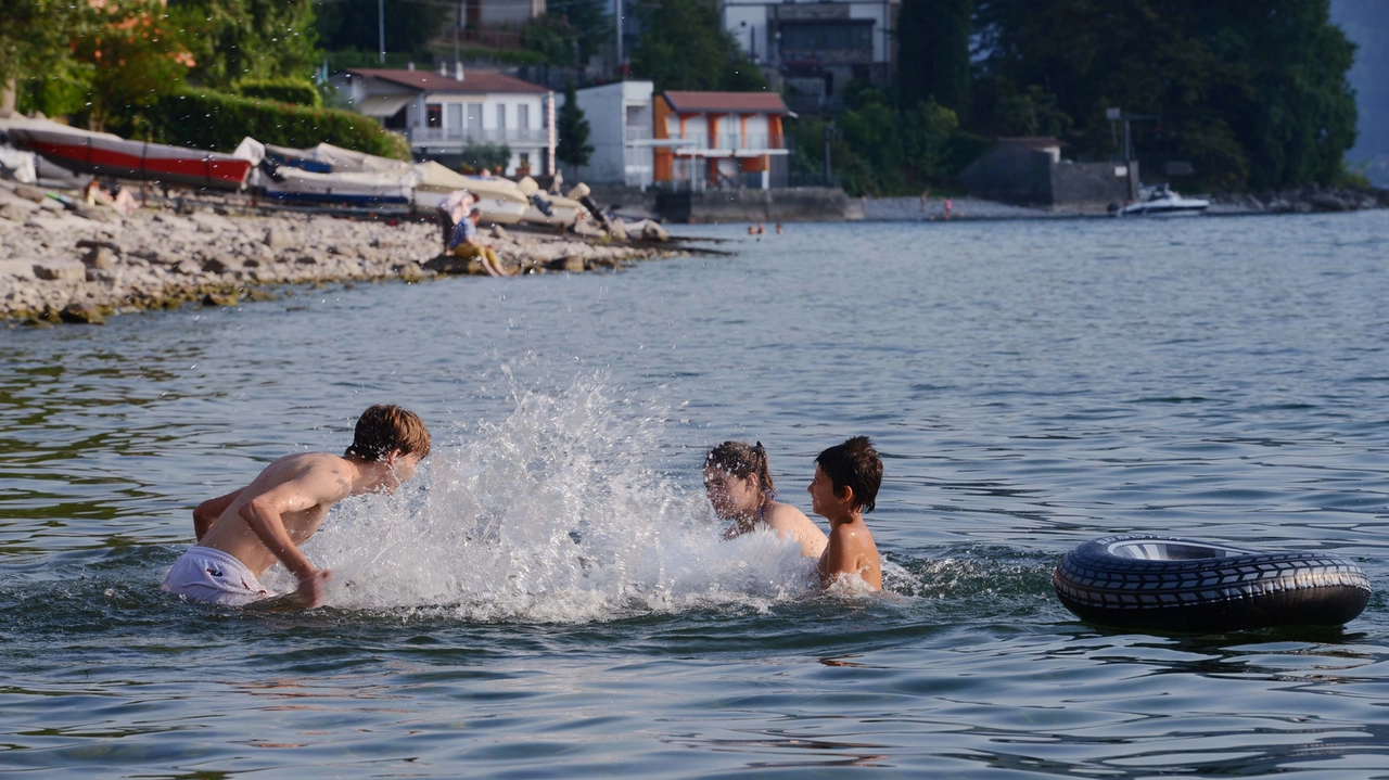 Lecco, tanti bagnanti ma pochi bagnini sul ramo del lago di Como che volge a mezzogiorno