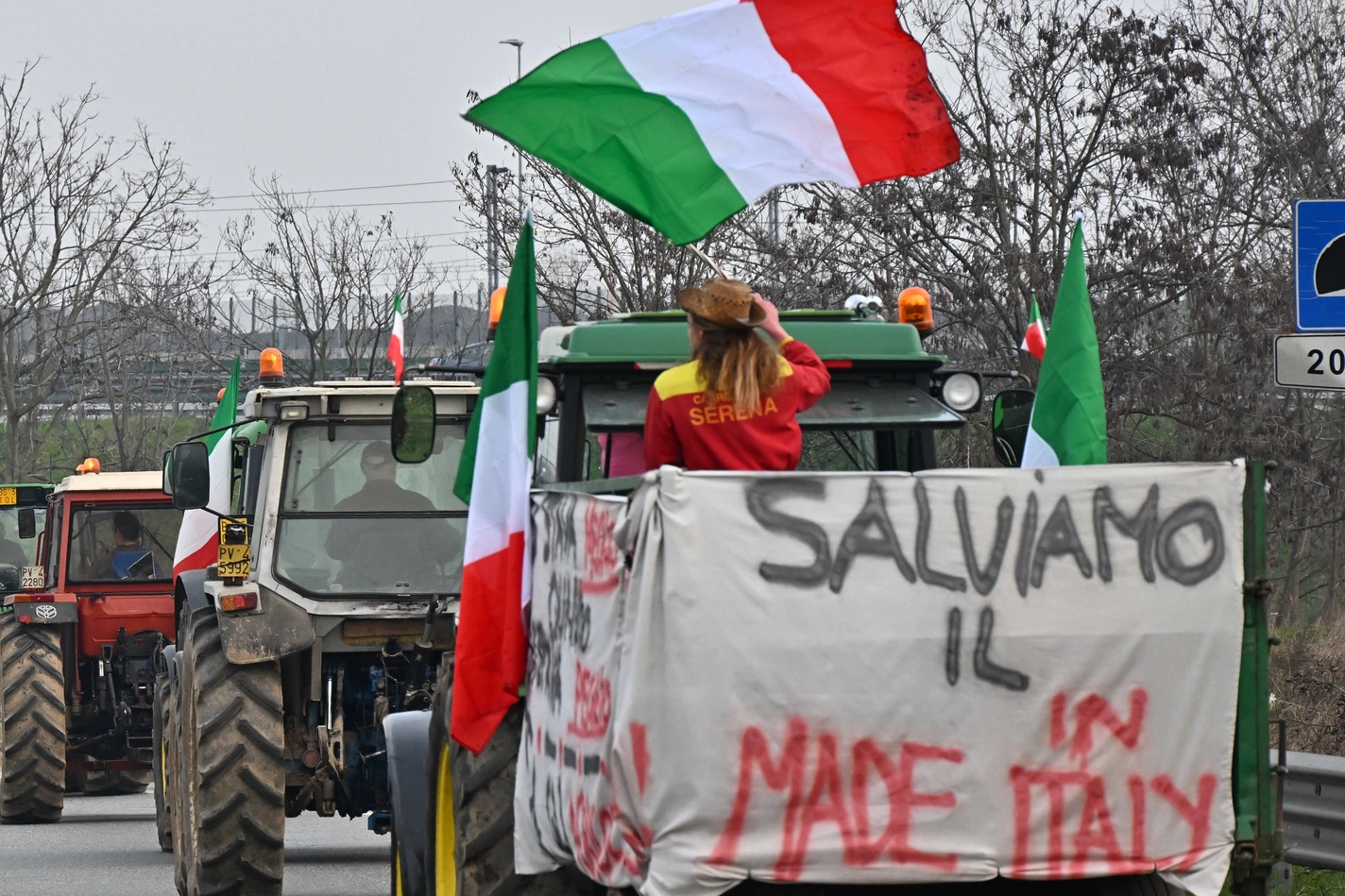 La protesta degli agricoltori con i loro trattori organizzata vicino al casello dell’autostrada