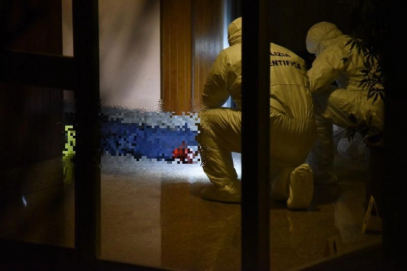 Trovata morta davanti al pianerottolo, omicidio a Bergamo