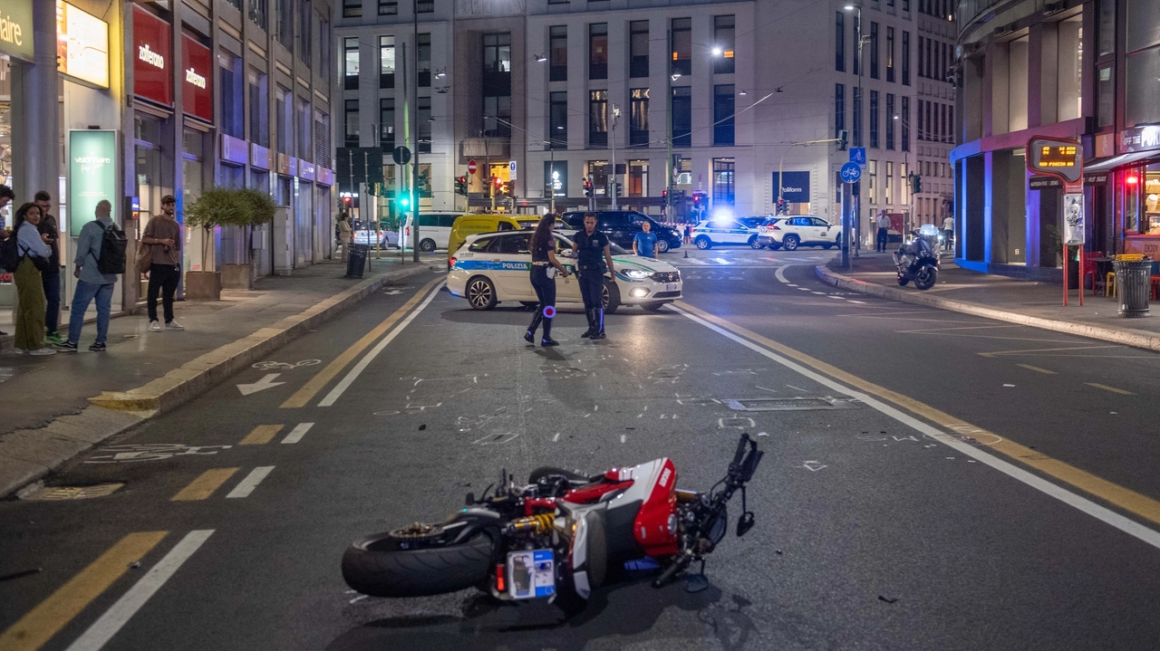 Il punto di via Fatebenefratelli dove è avvenuto l'incidente, a due passi da piazza Cavour, e la moto coinvolta (Ansa/Andrea Fasani)