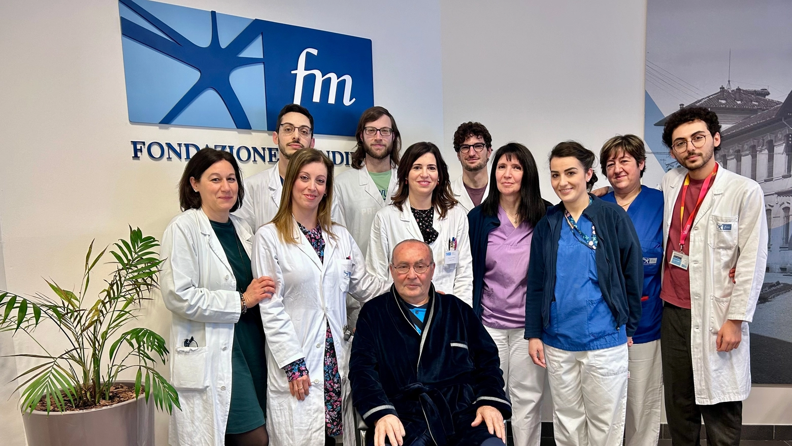 L'equipe medica della Fondazione Mondino e il paziente che ha ricevuto la nuova terapia