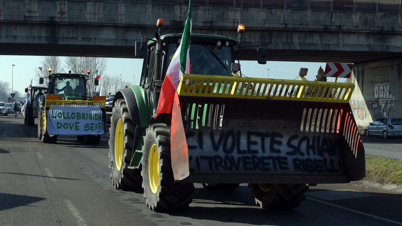 La marcia dei trattori sulla via Emilia (Foto Andrea Canali)