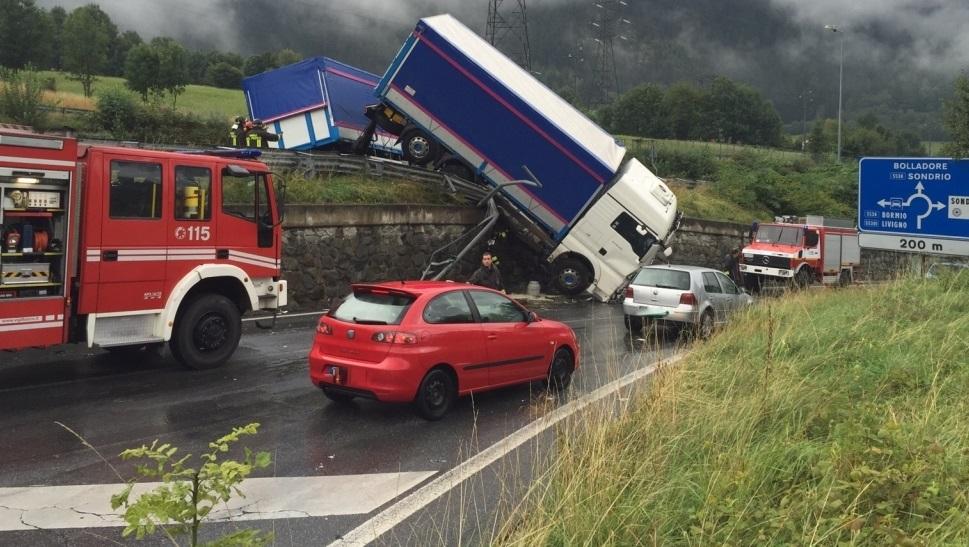 Incidente A Sondalo Camion Esce Di Strada E Si Scontra Con Un Autobus Tre Persone In Ospedale