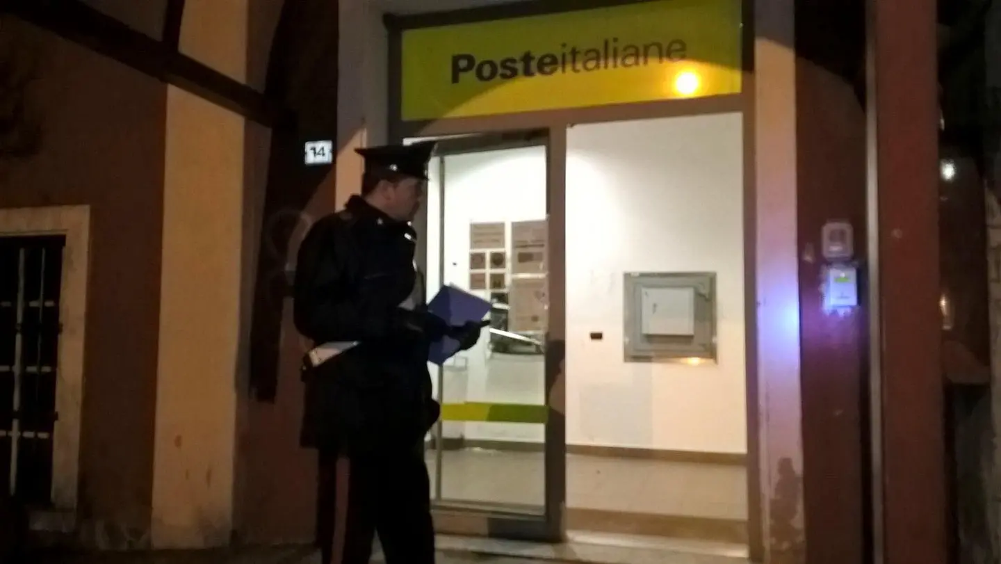 Soncino, finto operatore delle Poste le ruba 5.000 euro dal conto