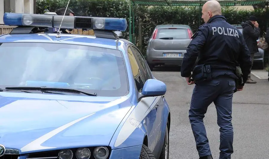 Milano, prima fa zig zag nel traffico poi travolge un agente in bici e fugge