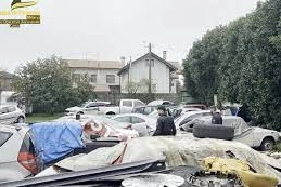 Alcune delle auto presenti nel terreno sequestrato