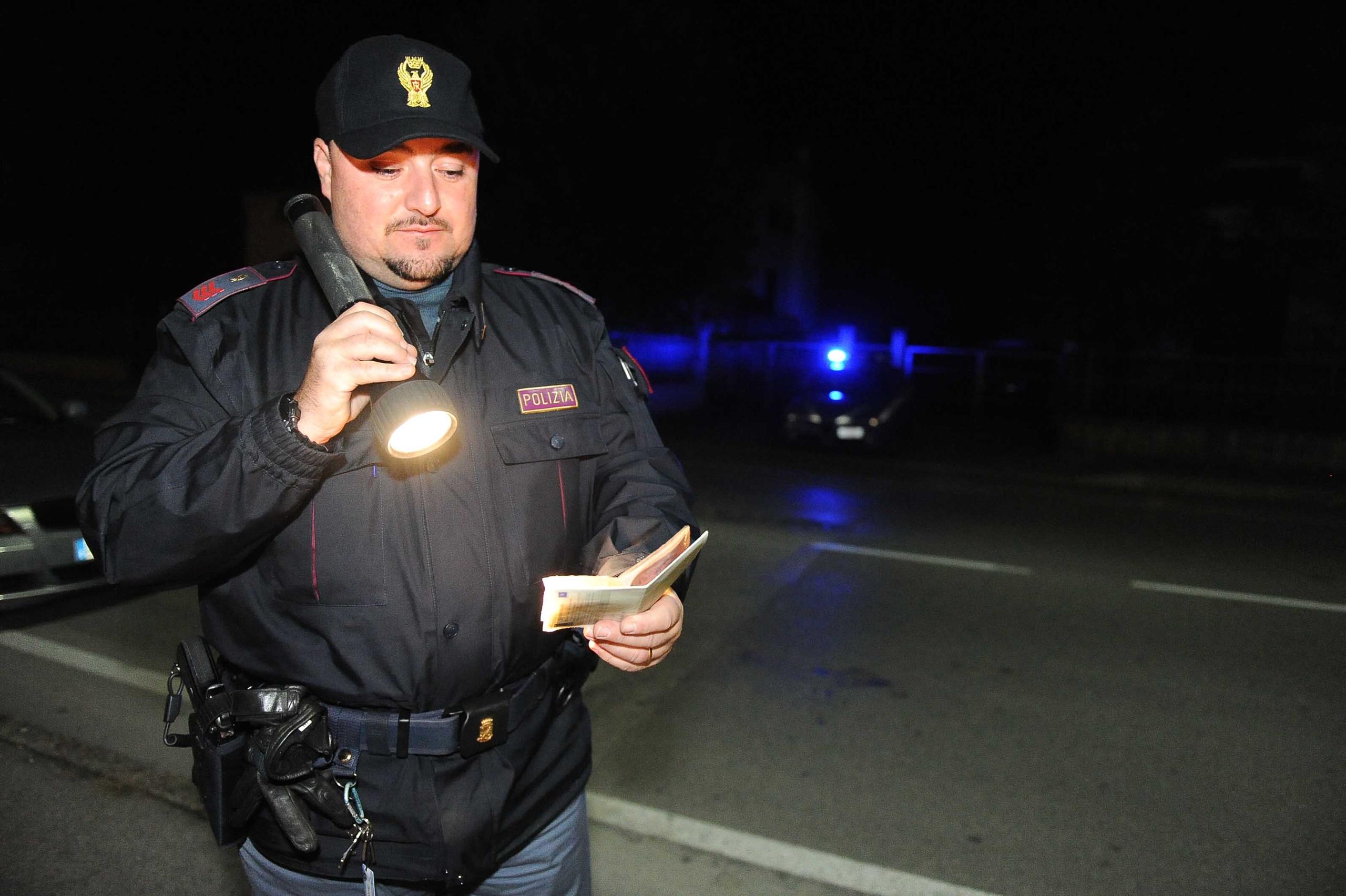 Lampugnano Acciuffati Due Ladri D Auto Incastrati Dalla Polizia