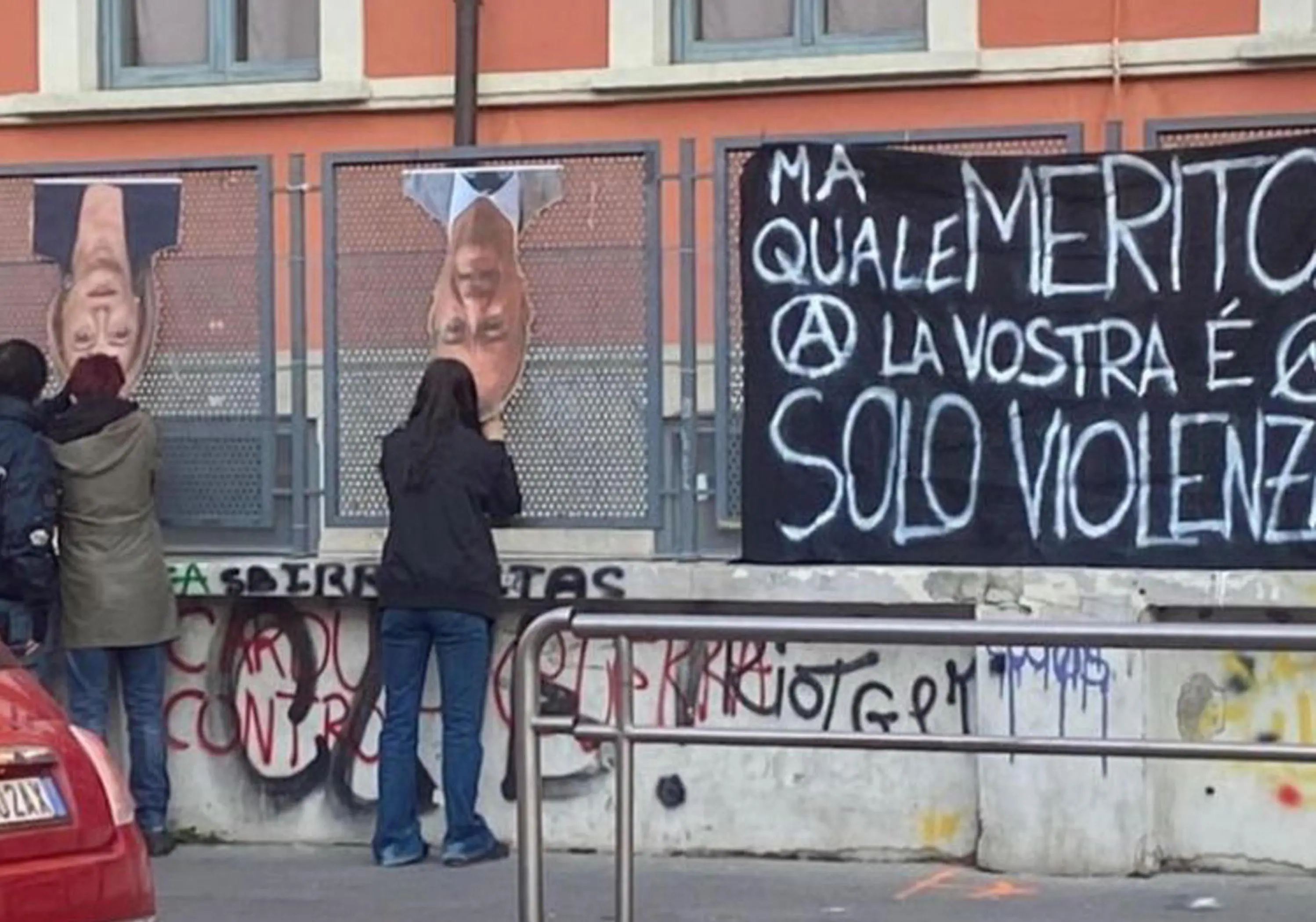 Liceo Carducci: striscione con Meloni e Valditara a testa in giù