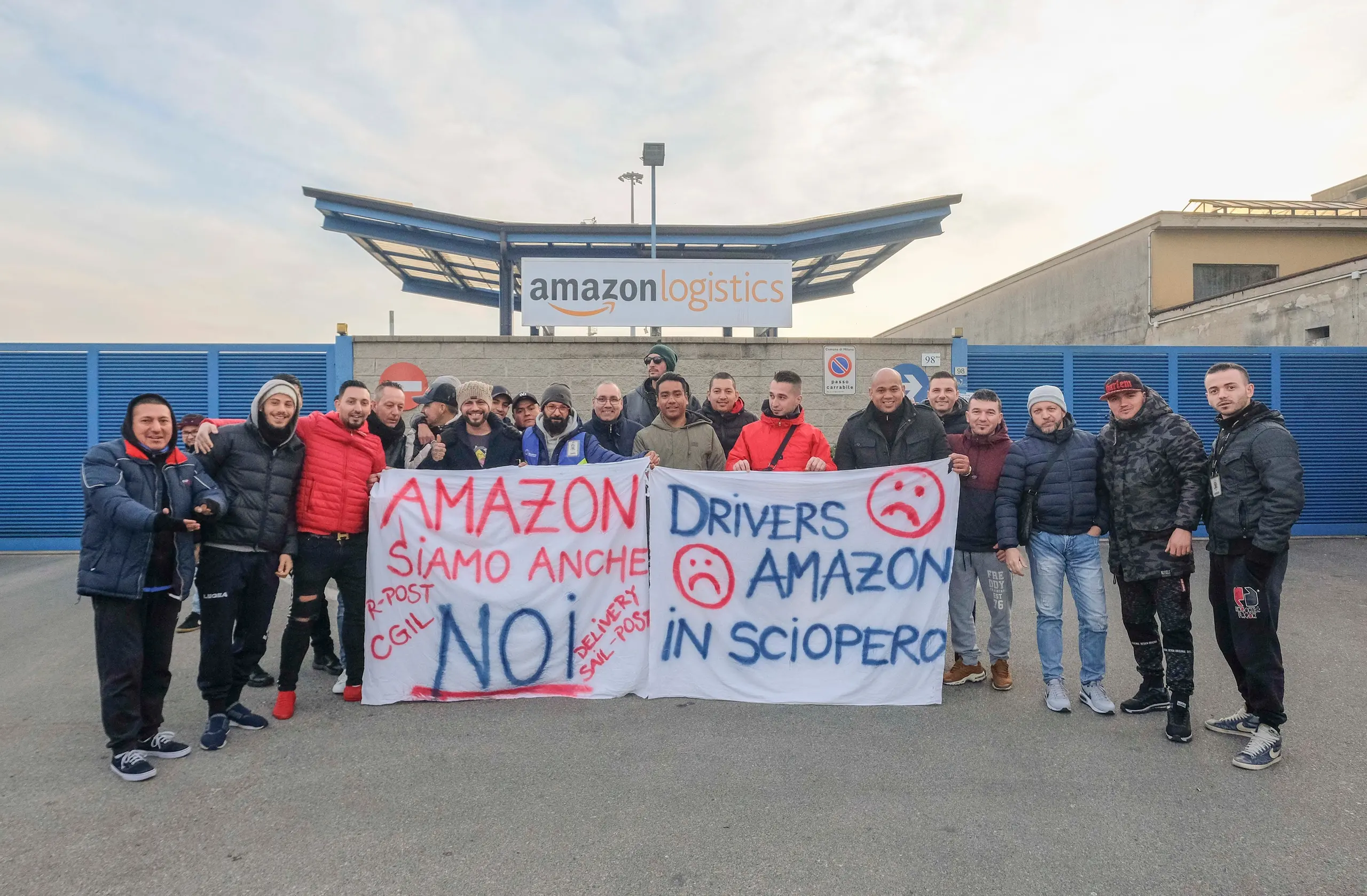 Milano, i driver Amazon fermano le consegne: protesta e presidio / FOTO