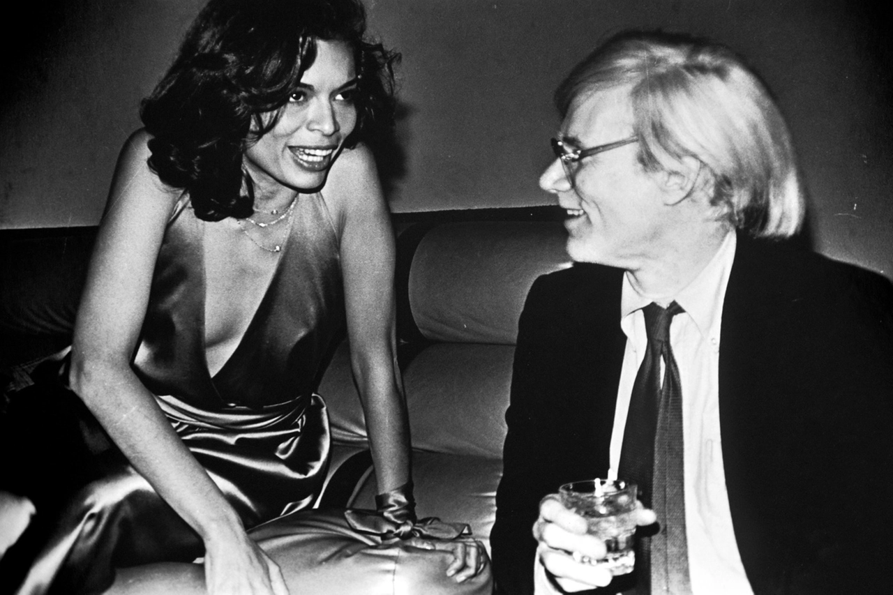 LE DONNE Anton Perich firma questi due ritratti di Andy Warhol con la cantautrice e attrice Cherry Vanilla (a sinistra) e con Bianca Jagger, modella e attivista moglie di Mick Bianca Jagger, attrice e modella moglie di Mick IL RIBELLE Jean Michel Basquiat fotografato da Lee JaffeNEW YORK 1969 Cecil Beaton, Andy Warhol, Jed e Jay Johnson in uno scatto di Fred W. McDarrah