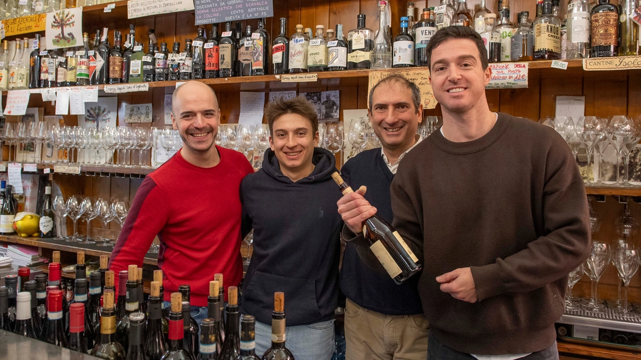 Le Cantine Isola, locale storico di via Paolo Sarpi. Al centro il titolare Luca Sarais e il figlio Alessandro (Foto Fasani)