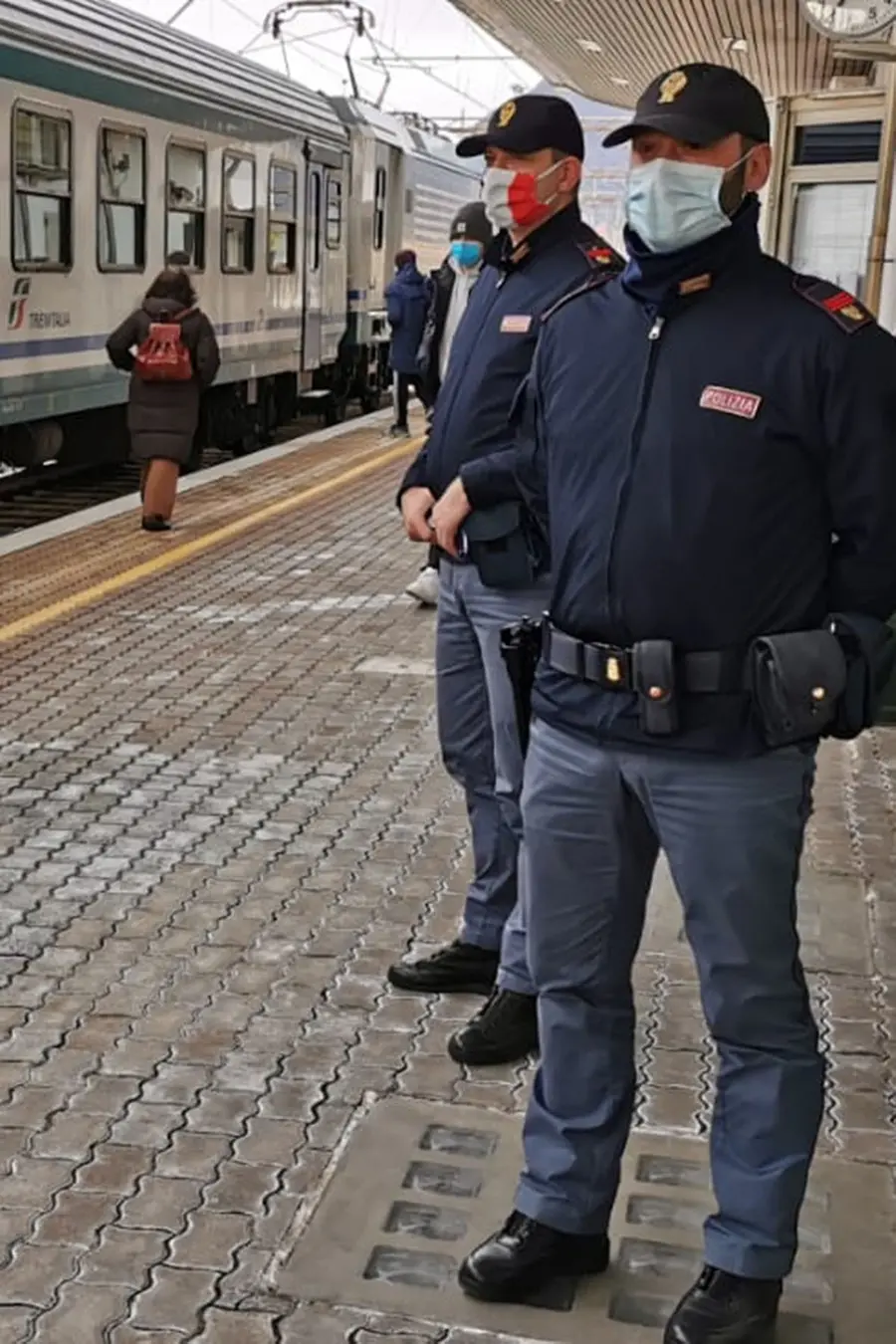 Seregno, uomo nudo si barrica nella toilette di un treno: la polizia sfonda la porta