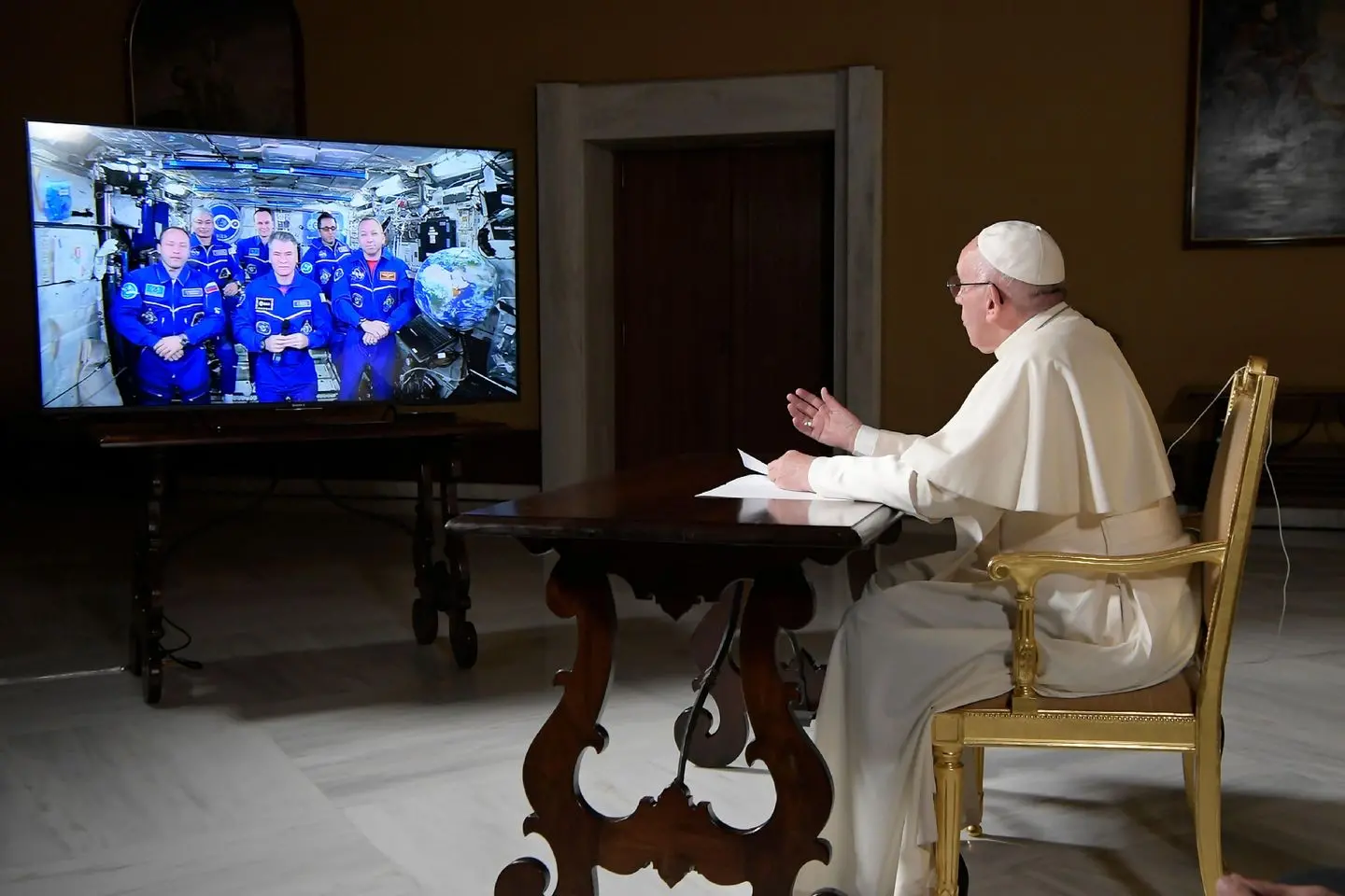 Papa Francesco collegato con Nespoli: "Grazie per quello che state facendo"/ VIDEO