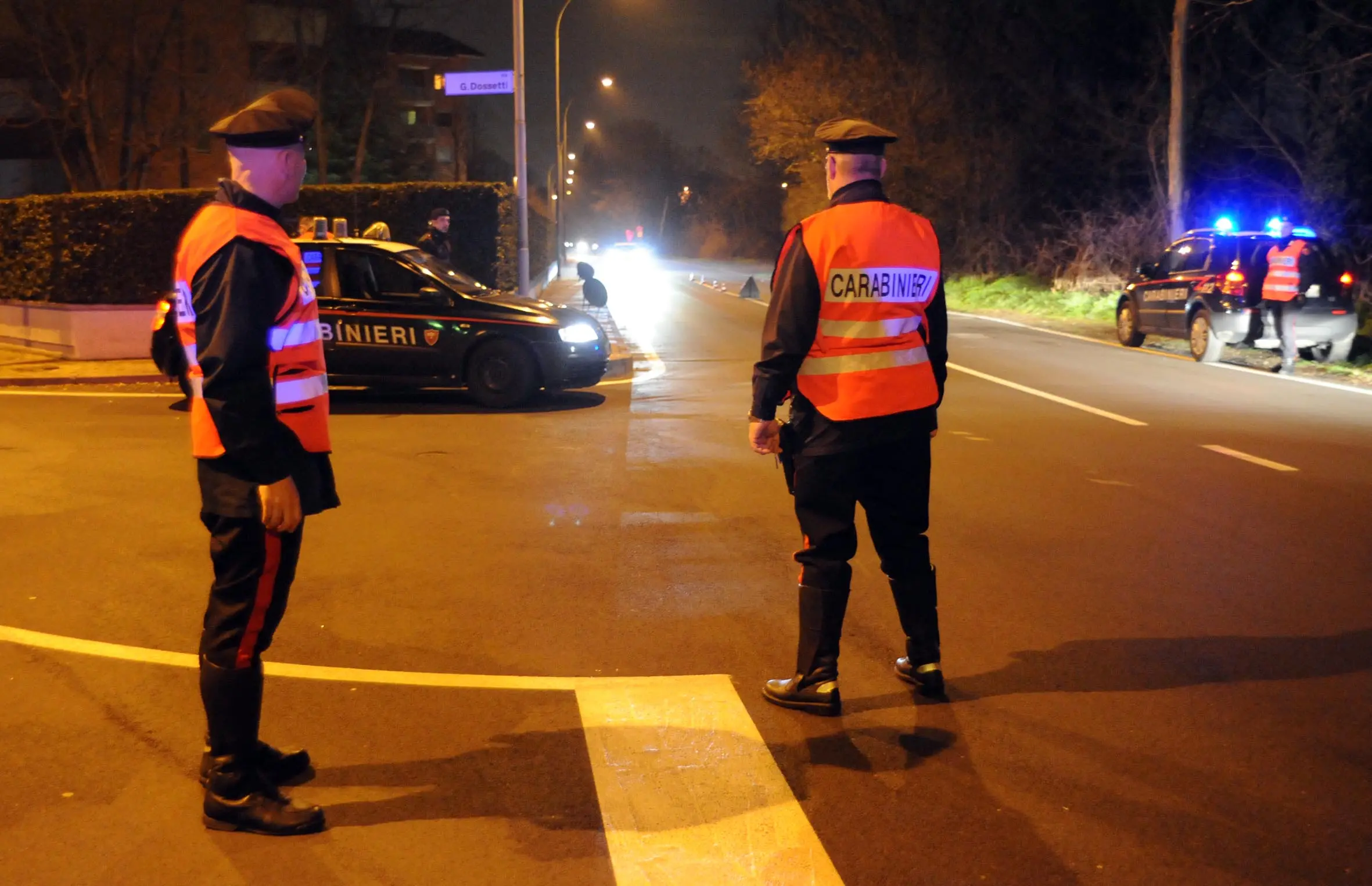 Fuga spericolata nella notte a Carate: scoperto idraulico con "tesoro" in argenteria