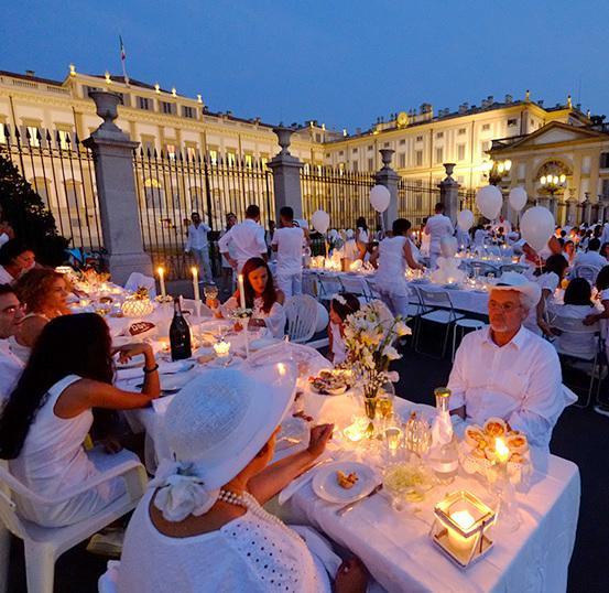 Torna La Cena In Bianco Il Si Mangia Seduti Alla Villa Reale