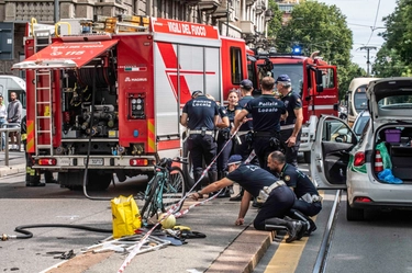 Incidente a Milano, un’altra ciclista travolta: auto si ribalta e fa crollare un palo sulla 43enne in bici. È gravissima