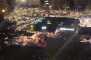 Un frame dal video che mostra il traffico intorno al fast food