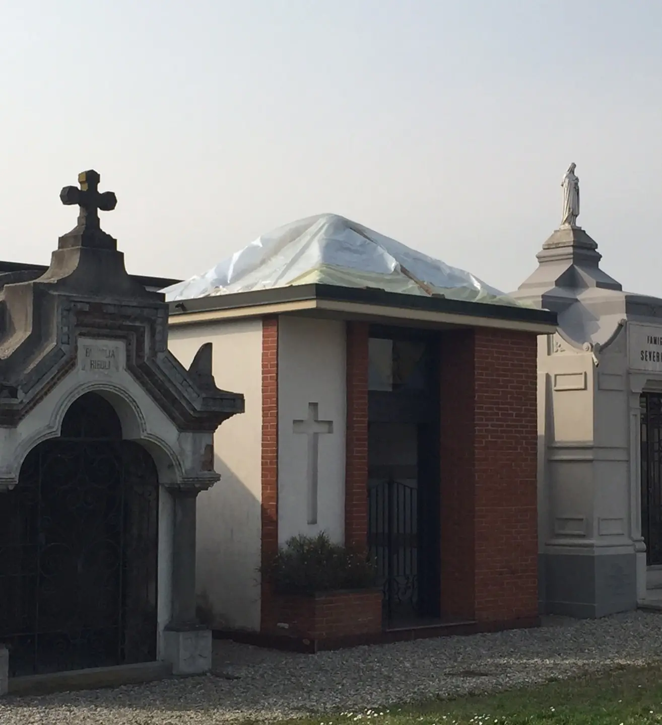 Raid al cimitero, devastate tre cappelle