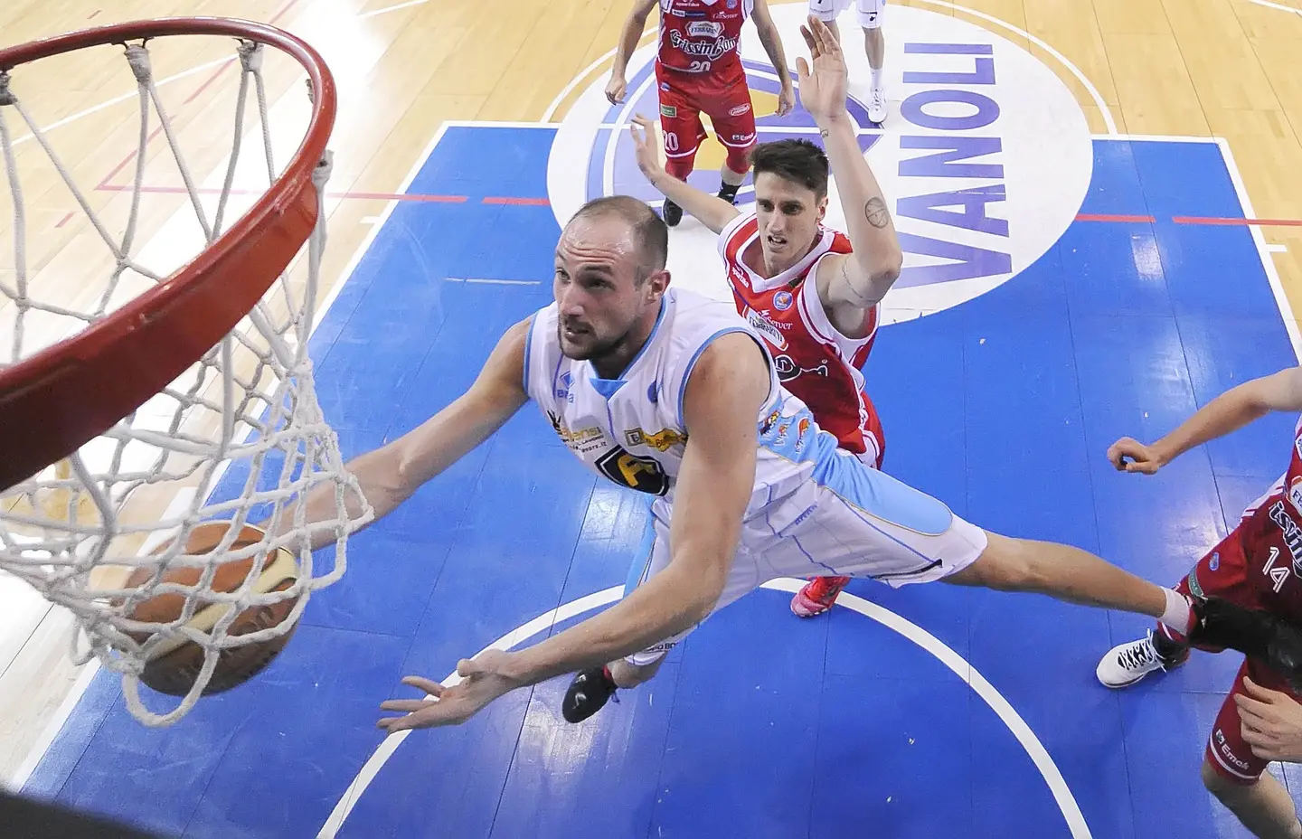 Basket, Cusin cade in casa e si frattura la mano: stop di 40 giorni