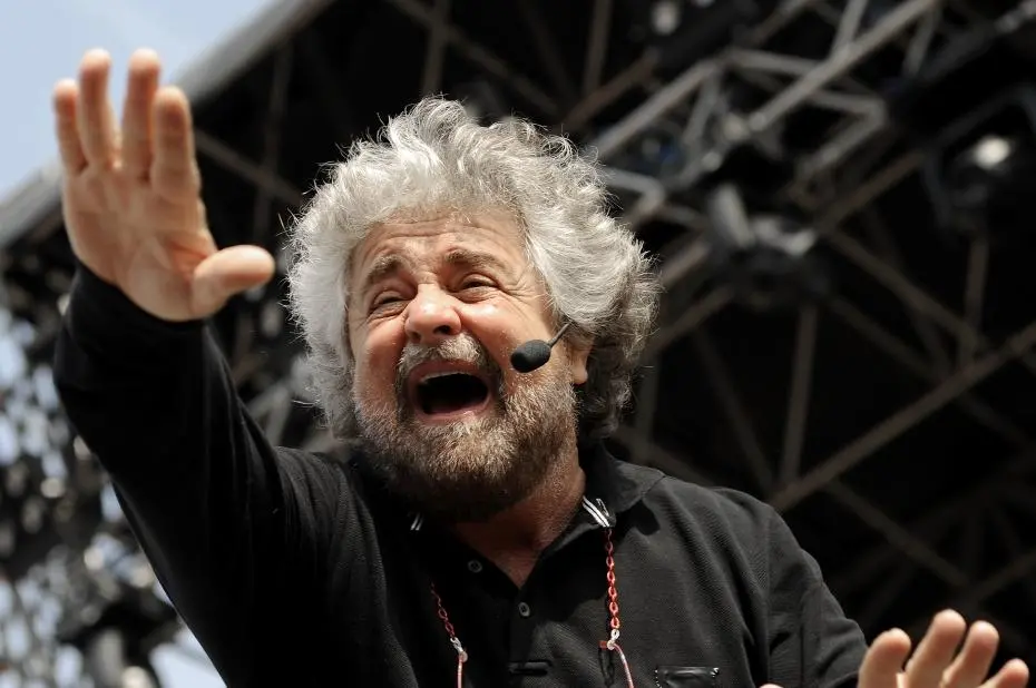 Beppe Grillo indagato a Milano: "Mediazioni illecite coi politici per favorire Moby"