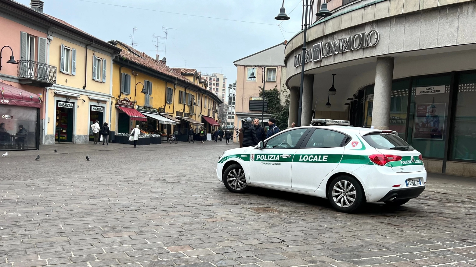 La polizia locale di Corsico in via Cavour